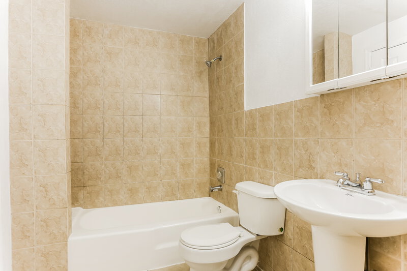 2,435/Mo, 1564 Nw 3 Way Pompano Beach, FL 33060 Main Bathroom View