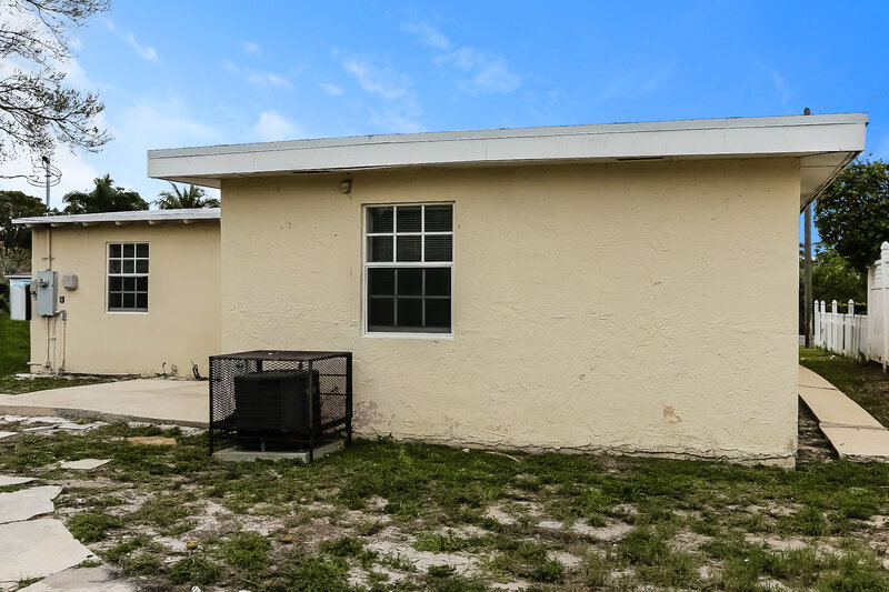 2,435/Mo, 1564 Nw 3 Way Pompano Beach, FL 33060 Rear View 2