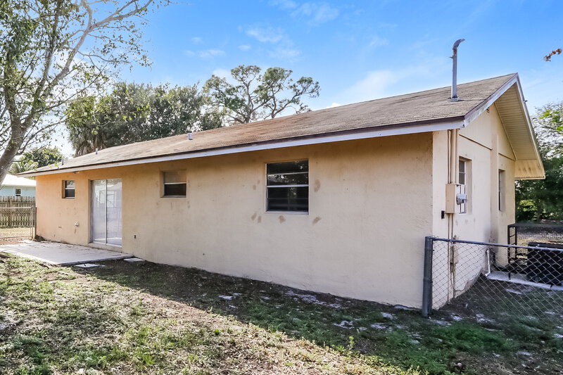 2,185/Mo, 1211 SE Sea Oat Lane Stuart, FL 34996 Rear View 2