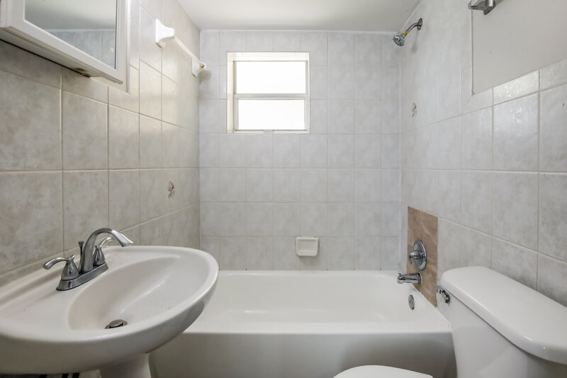 2,775/Mo, 16461 NW 19th Ave Opa Locka, FL 33054 Main Bathroom View