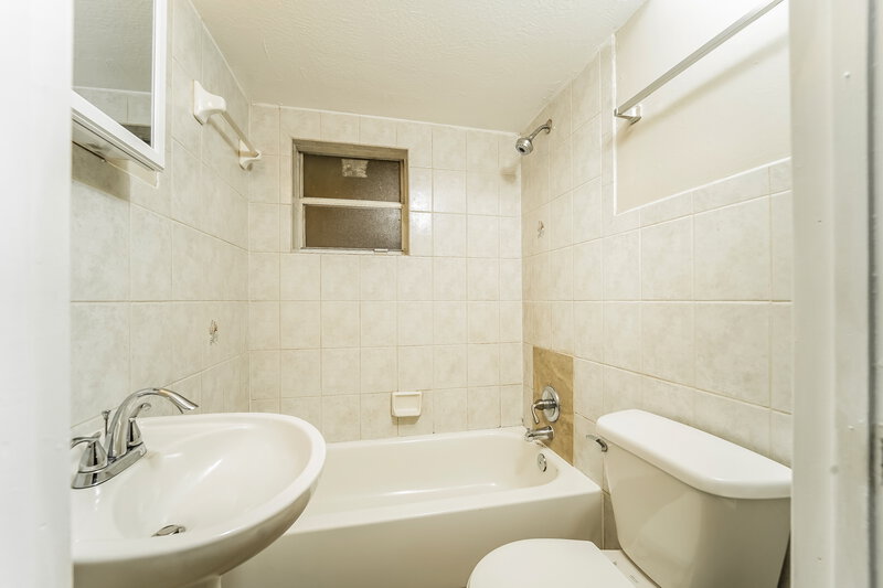 4,600/Mo, 16461 Nw 19 Av Miami Gardens, FL 33054 Main Bathroom View