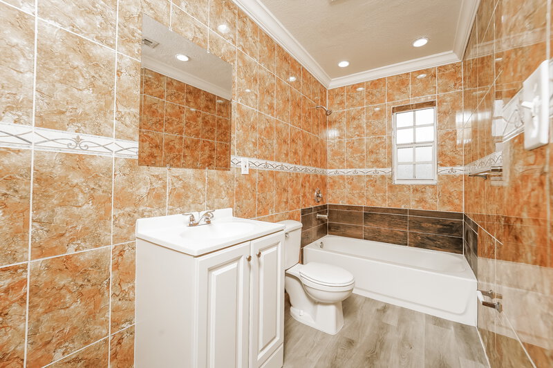 4,600/Mo, 16461 Nw 19 Av Miami Gardens, FL 33054 Bathroom View