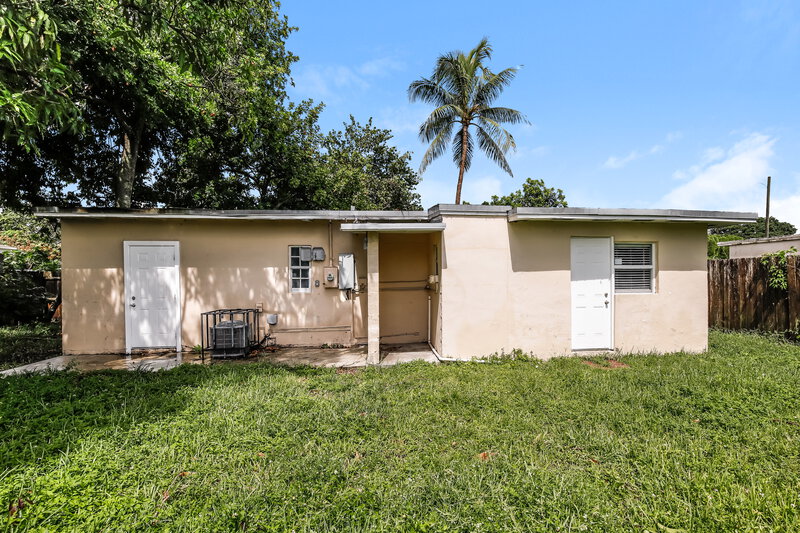 2,775/Mo, 16461 NW 19th Ave Opa Locka, FL 33054 Rear View