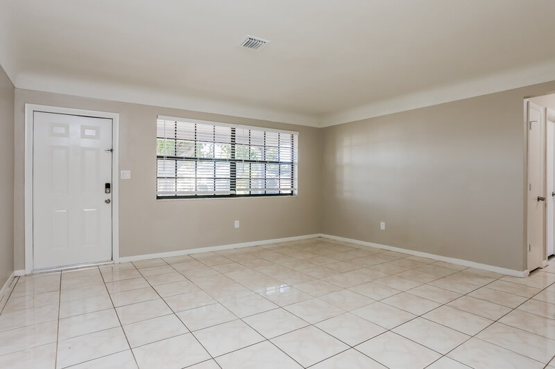 2,685/Mo, 100 NE 27TH ST Pompano Beach, FL 33064 Living Room View 2