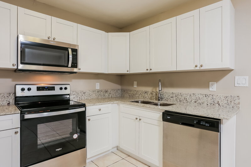 2,685/Mo, 100 NE 27TH ST Pompano Beach, FL 33064 Kitchen View 2