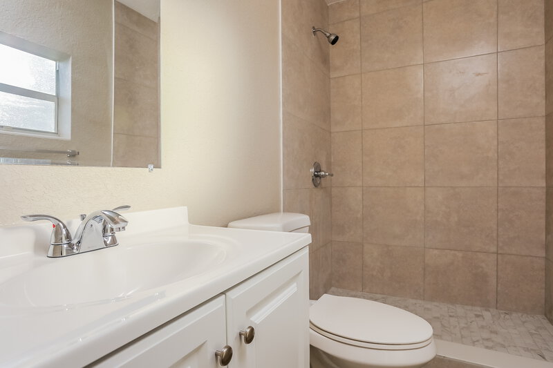 2,685/Mo, 100 NE 27TH ST Pompano Beach, FL 33064 Main Bathroom View