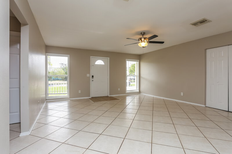 2,240/Mo, 1473 SE Vesthaven Circle Port Saint Lucie, FL 34952 Living Room View 2
