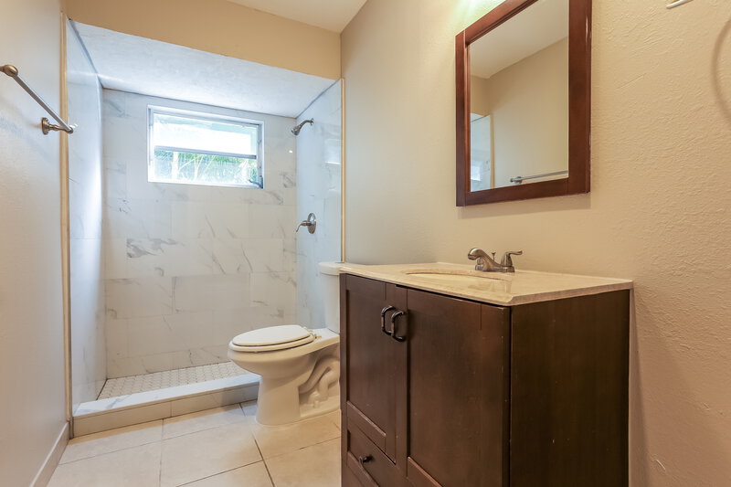2,240/Mo, 1473 SE Vesthaven Circle Port Saint Lucie, FL 34952 Main Bathroom View