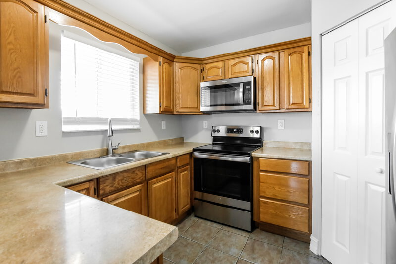 2,816/Mo, 2111 Nw 151 St Miami Gardens, FL 33054 Kitchen View
