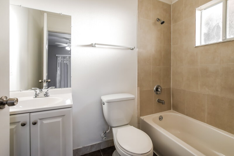 2,816/Mo, 2111 Nw 151 St Miami Gardens, FL 33054 Main Bathroom View