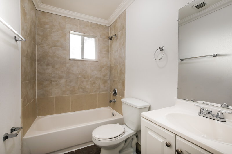 2,816/Mo, 2111 Nw 151 St Miami Gardens, FL 33054 Bathroom View
