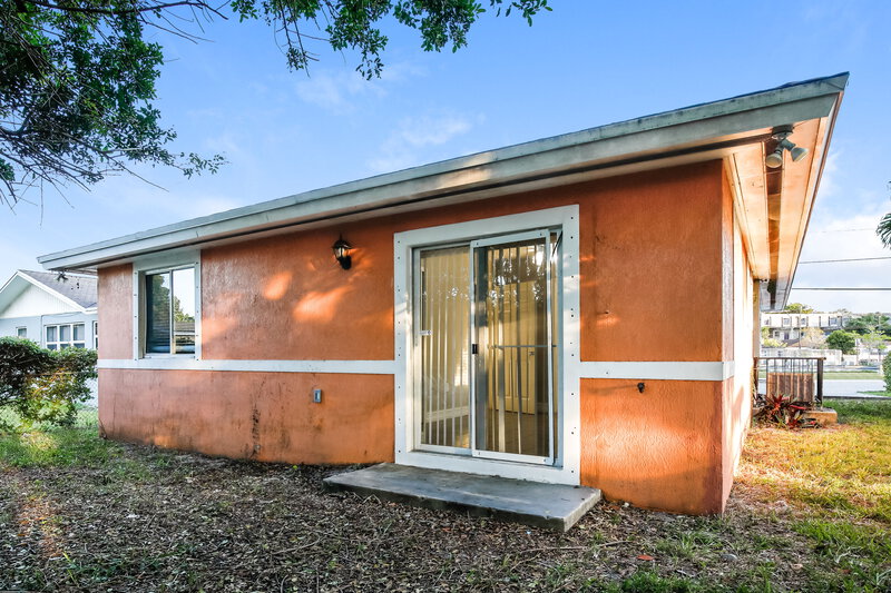 2,816/Mo, 2111 Nw 151 St Miami Gardens, FL 33054 Rear View