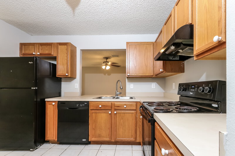 2,460/Mo, 1606 W 23rd Street Riviera Beach, FL 33404 Kitchen View 2