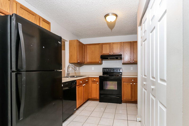 2,460/Mo, 1606 W 23rd Street Riviera Beach, FL 33404 Kitchen View 4