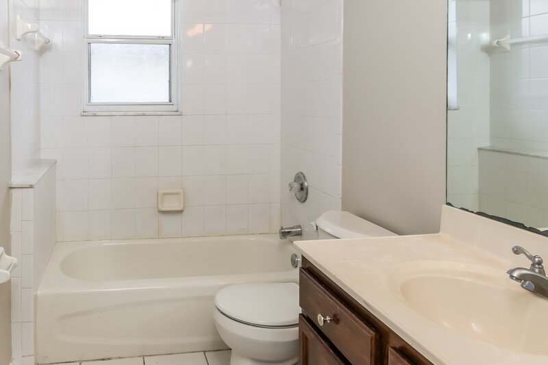 2,460/Mo, 1606 W 23rd Street Riviera Beach, FL 33404 Bathroom View