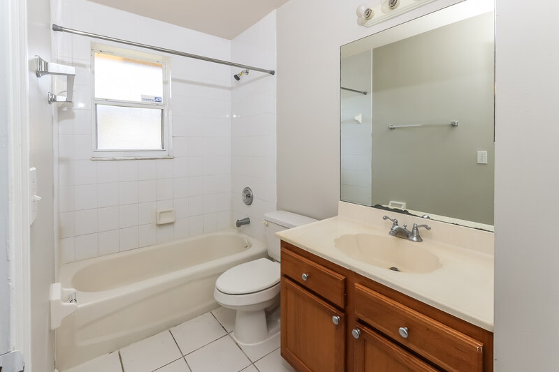 2,460/Mo, 1606 W 23rd Street Riviera Beach, FL 33404 Bathroom View 2