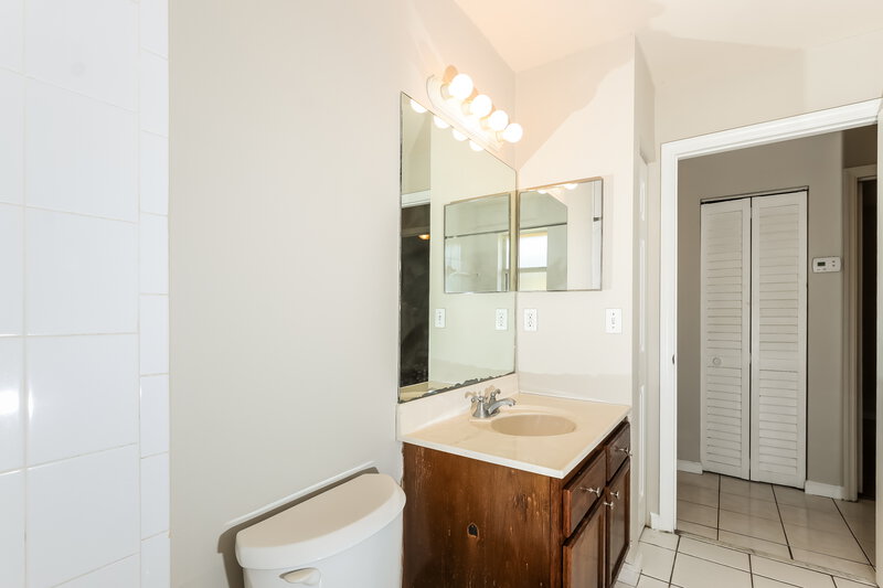 2,460/Mo, 1606 W 23rd Street Riviera Beach, FL 33404 Bathroom View 3