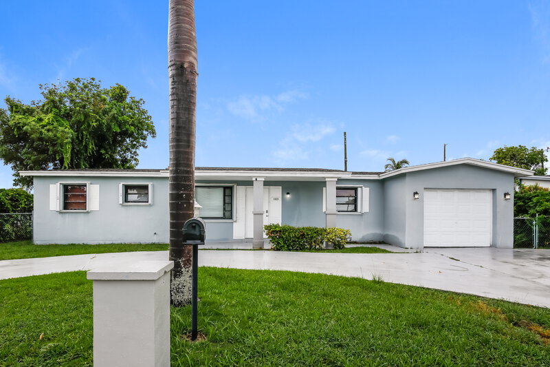 3,030/Mo, 13620 Monroe Street Miami, FL 33176 External View