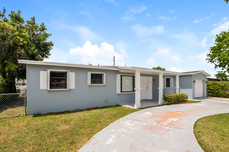 3,570/Mo, 13620 Monroe Street Miami, FL 33176 Front View