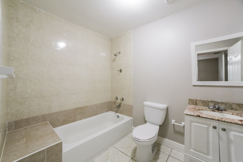 3,570/Mo, 13620 Monroe Street Miami, FL 33176 Main Bathroom View