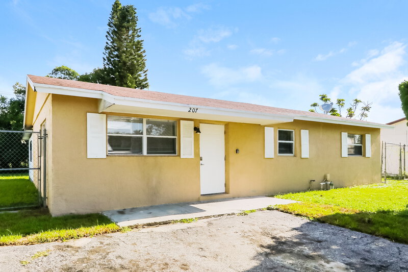 2,560/Mo, 207 SW 9th St Delray Beach, FL 33444 Front View