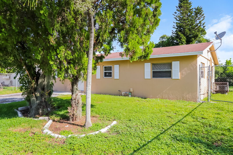 2,560/Mo, 207 SW 9th St Delray Beach, FL 33444 Front View 2