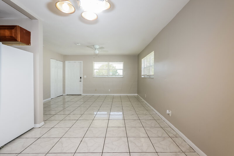 2,560/Mo, 207 SW 9th St Delray Beach, FL 33444 Living Room View