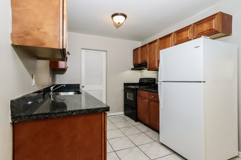 2,560/Mo, 207 SW 9th St Delray Beach, FL 33444 Kitchen View 2