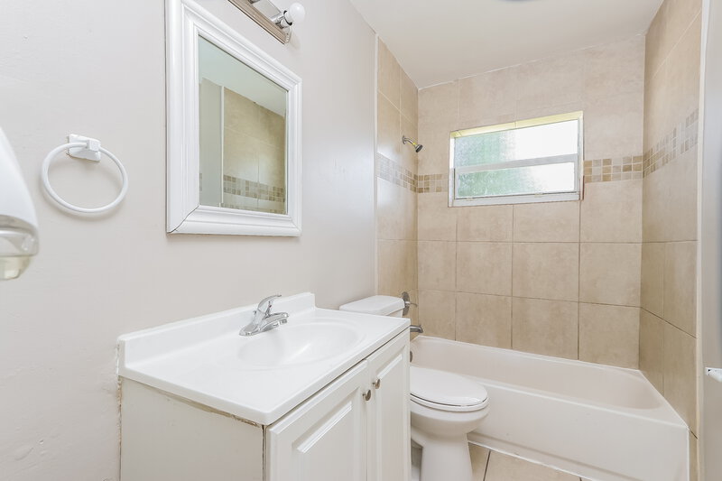 2,560/Mo, 207 SW 9th St Delray Beach, FL 33444 Bathroom View