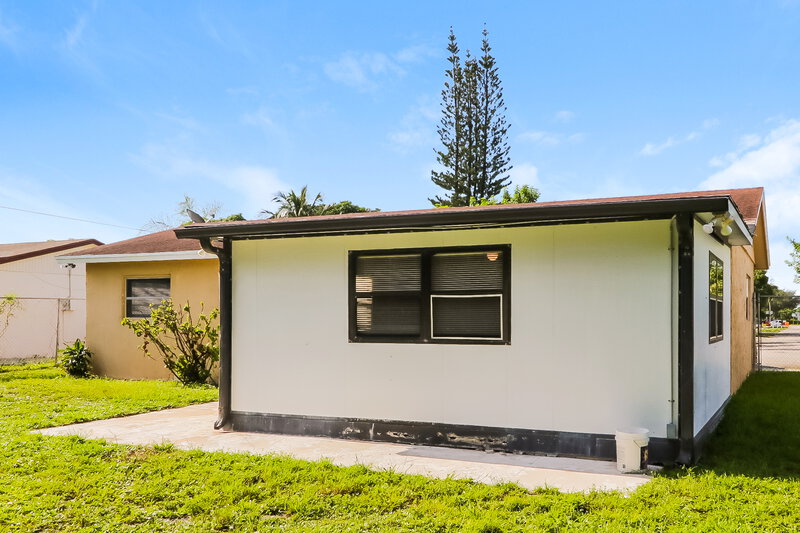 2,560/Mo, 207 SW 9th St Delray Beach, FL 33444 Rear View