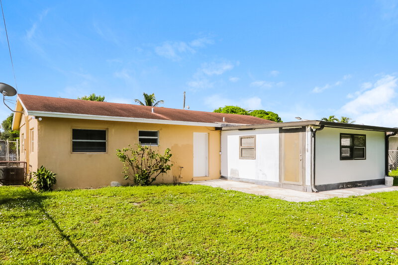 2,560/Mo, 207 SW 9th St Delray Beach, FL 33444 Rear View 2