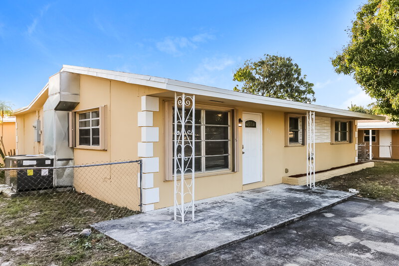 3,870/Mo, 610 NW 2 Avenue Deerfield Beach, FL 33441 Front View