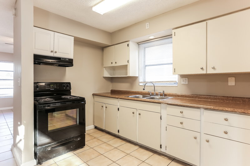 3,870/Mo, 610 NW 2 Avenue Deerfield Beach, FL 33441 Kitchen View