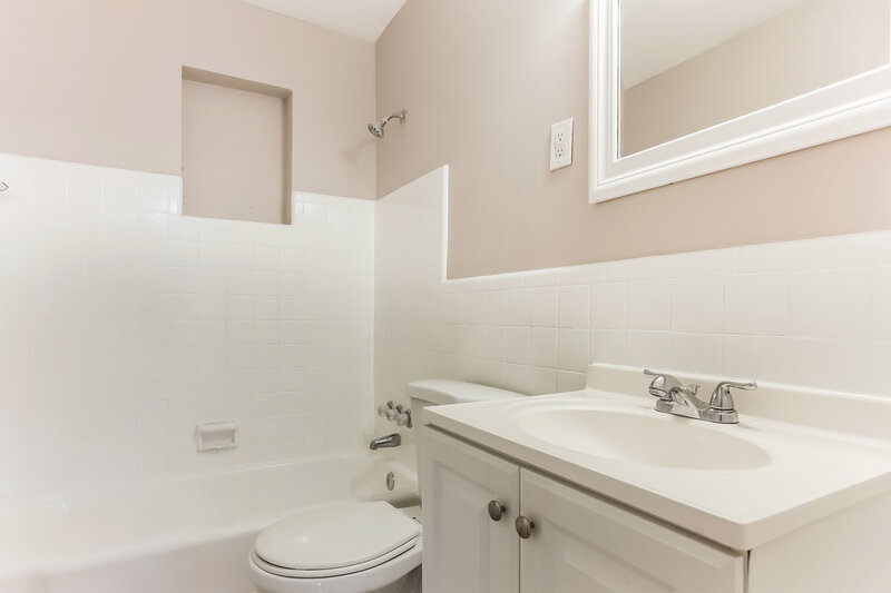 3,870/Mo, 610 NW 2 Avenue Deerfield Beach, FL 33441 Main Bathroom View