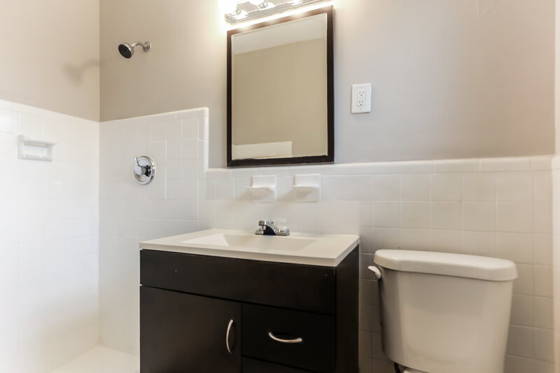3,870/Mo, 610 NW 2 Avenue Deerfield Beach, FL 33441 Bathroom View
