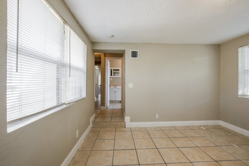 2,480/Mo, 1607 NW 16th Street Fort Lauderdale, FL 33311 Main Bedroom View 2