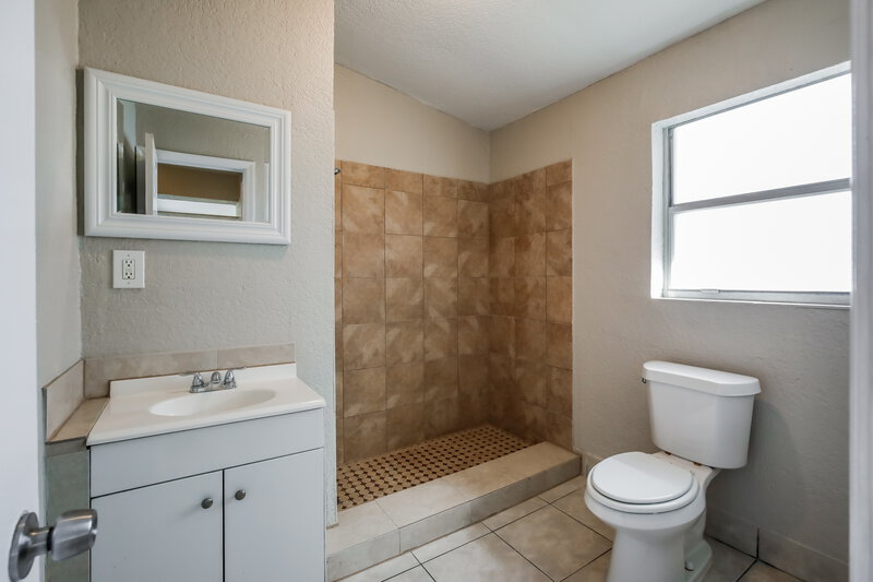 2,480/Mo, 1607 NW 16th Street Fort Lauderdale, FL 33311 Main Bathroom View