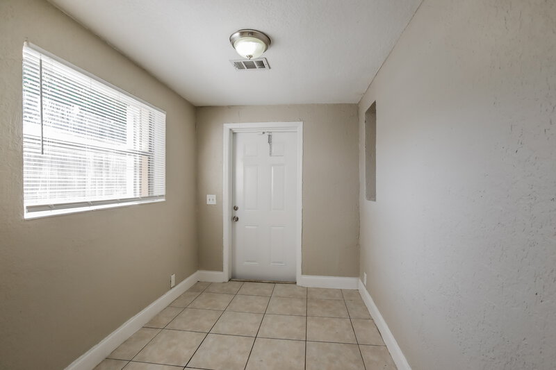 2,480/Mo, 1607 NW 16th Street Fort Lauderdale, FL 33311 Laundry Room View