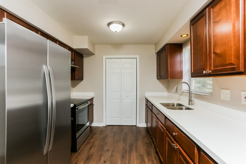 3,340/Mo, 2960 NW 20th Street Fort Lauderdale, FL 33311 Kitchen View 2