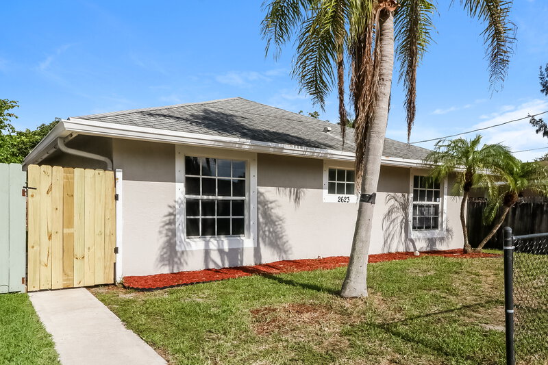 2,450/Mo, 2623 Alexander Avenue West Palm Beach, FL 33417 Front View 2