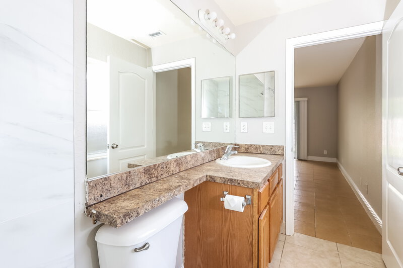 2,450/Mo, 2623 Alexander Avenue West Palm Beach, FL 33417 Main Bathroom View