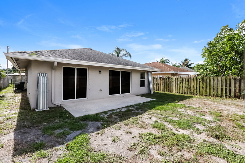 2,450/Mo, 2623 Alexander Avenue West Palm Beach, FL 33417 Rear View 2