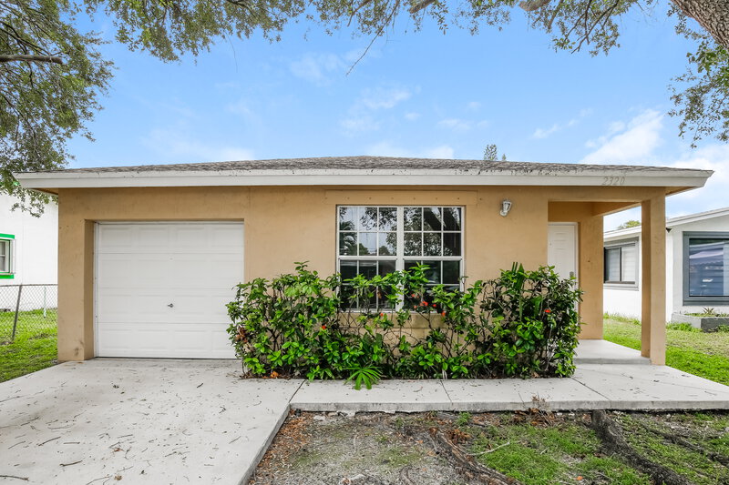 2,805/Mo, 2320 Douglas Street Hollywood, FL 33020 External View