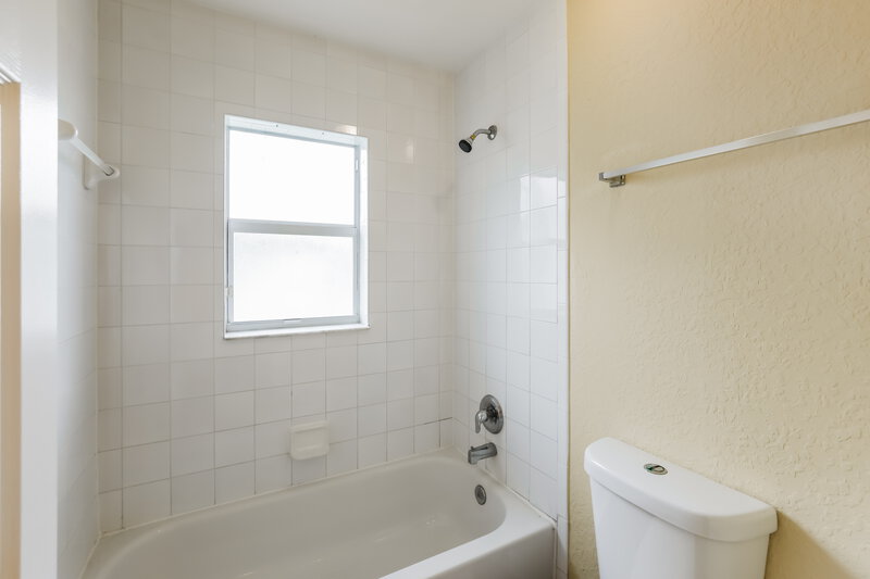2,805/Mo, 2320 Douglas Street Hollywood, FL 33020 Main Bathroom View