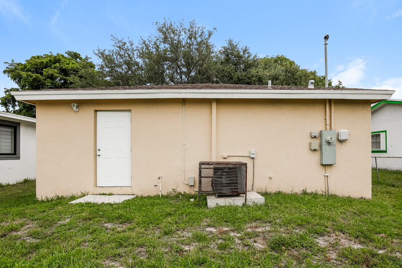 2,805/Mo, 2320 Douglas Street Hollywood, FL 33020 Rear View