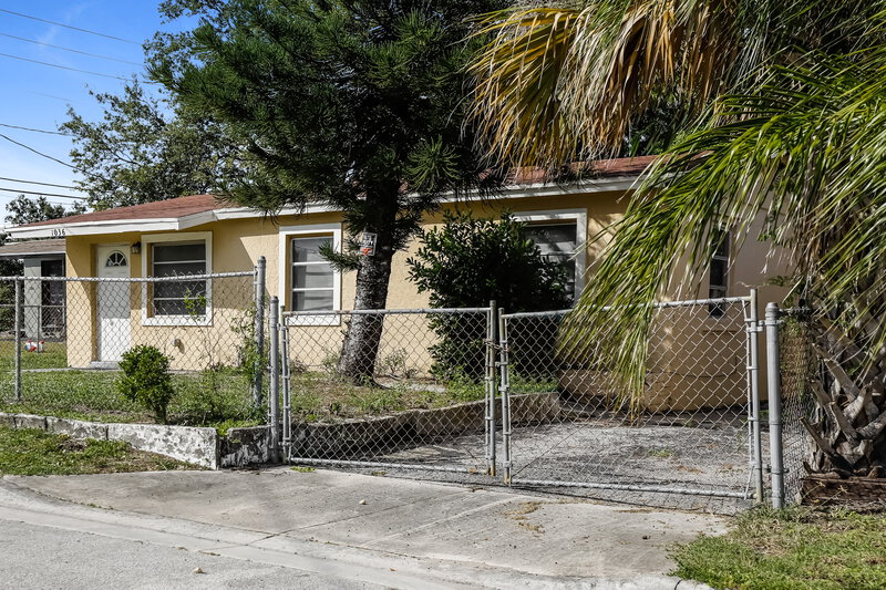 2,055/Mo, 1036 W 32nd Street Riviera Beach, FL 33404 External View