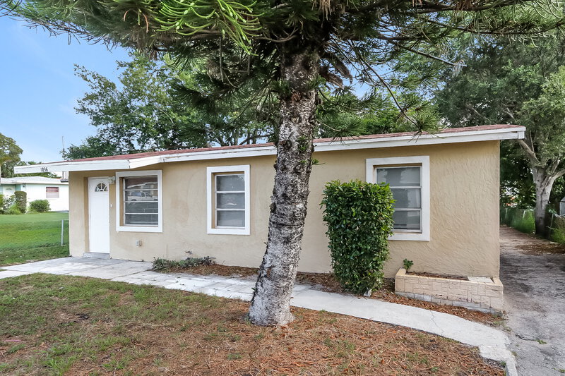 2,005/Mo, 1036 W 32nd Street Riviera Beach, FL 33404 Front View 2