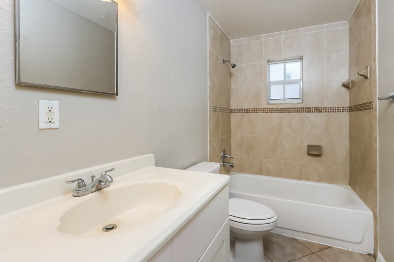 2,005/Mo, 1036 W 32nd Street Riviera Beach, FL 33404 Bathroom View