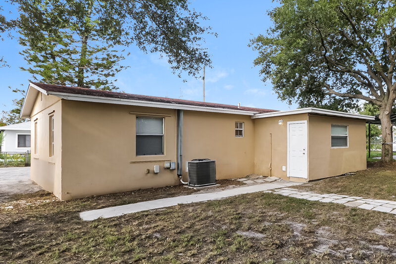2,005/Mo, 1036 W 32nd Street Riviera Beach, FL 33404 Rear View