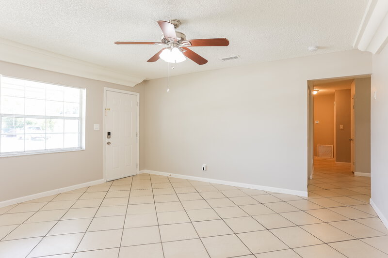 2,565/Mo, 357 Nw 6 Ct Deerfield Beach, FL 33441 Living Room View